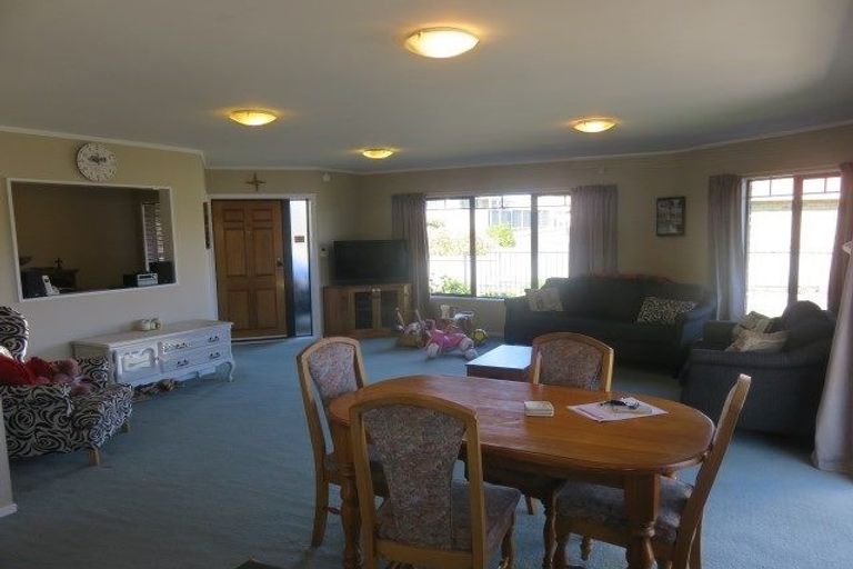 Photo of property in 17 Mews Place, Forest Lake, Hamilton, 3200
