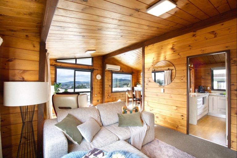 Photo of property in 17 Rice Crescent, Newlands, Wellington, 6037