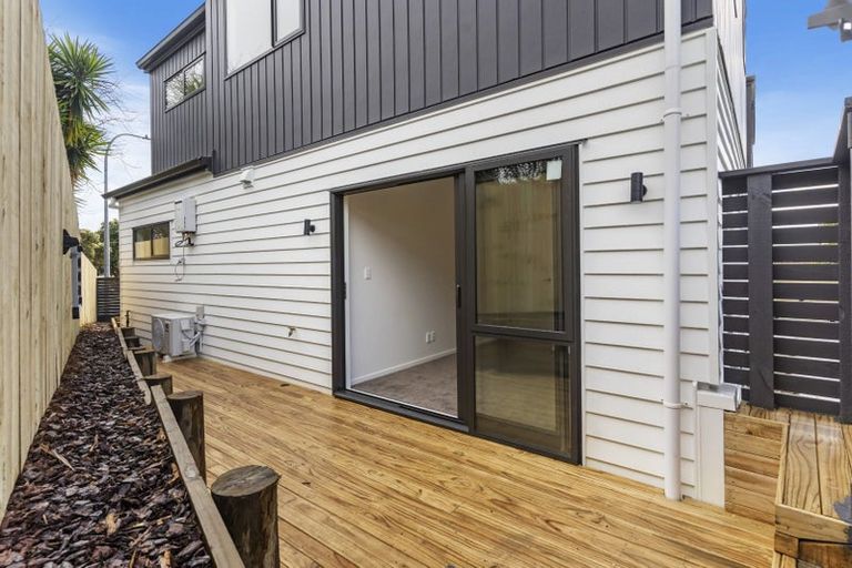 Photo of property in 8a Tahinga Street, Northcote, Auckland, 0627