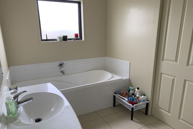 Photo of property in 8 Fiordland Place, Aotea, Porirua, 5024