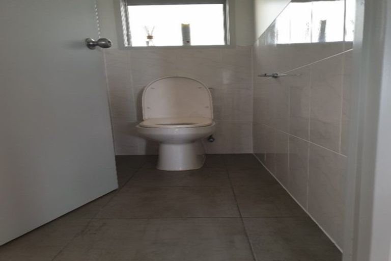 Photo of property in 2/171 Bruce Mclaren Road, Henderson, Auckland, 0612