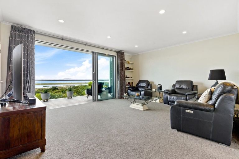 Photo of property in 32 Provence Esplanade, Te Atatu Peninsula, Auckland, 0610