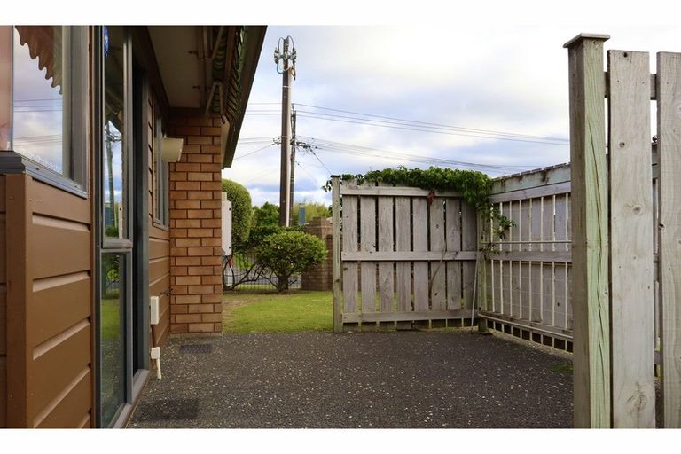 Photo of property in 2/56 Larnoch Road, Henderson, Auckland, 0610