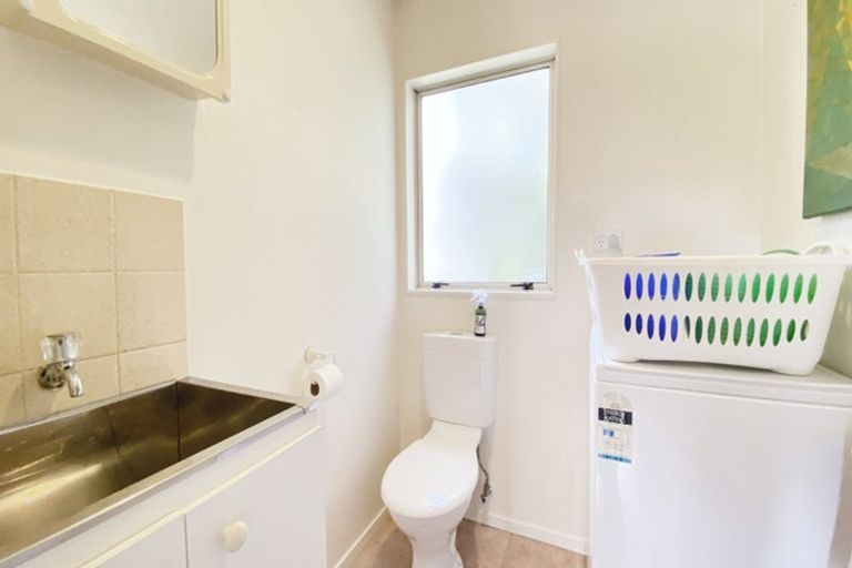 Photo of property in 2/30 Sunset Road, Unsworth Heights, Auckland, 0632