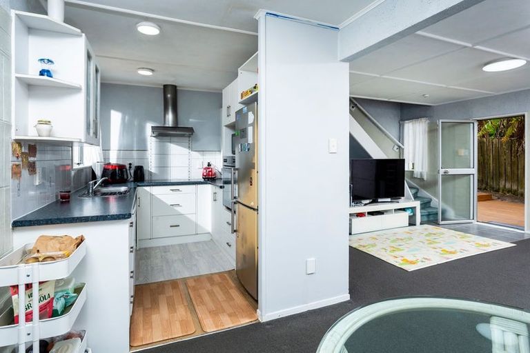 Photo of property in 8 Athena Drive, Totara Vale, Auckland, 0629