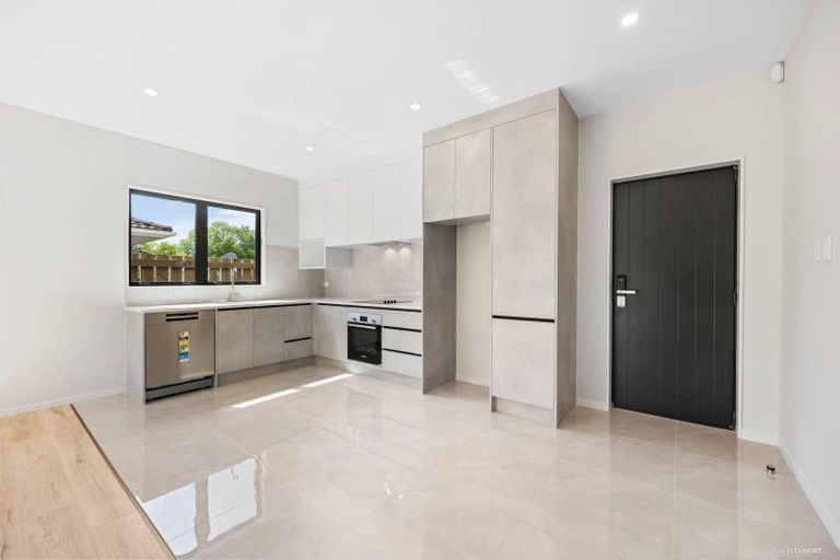 Photo of property in 62d Woodside Road, Massey, Auckland, 0614
