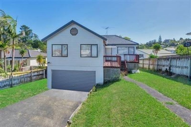Photo of property in 11 Loughanure Place, Massey, Auckland, 0614