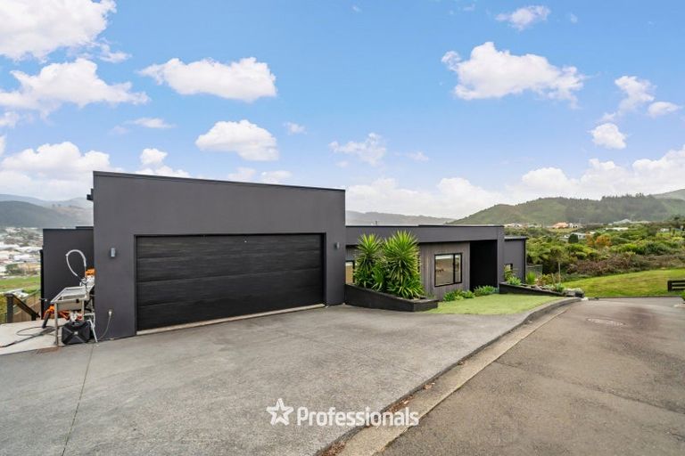 Photo of property in 37 Percy Kinsman Crescent, Riverstone Terraces, Upper Hutt, 5018