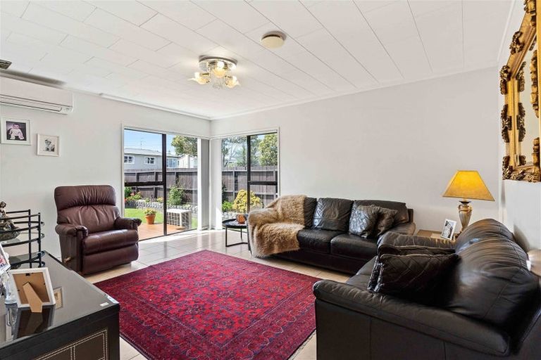 Photo of property in 1/86 Stanley Road, Glenfield, Auckland, 0629