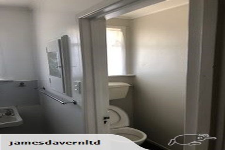 Photo of property in 6 Taipari Road, Te Atatu Peninsula, Auckland, 0610