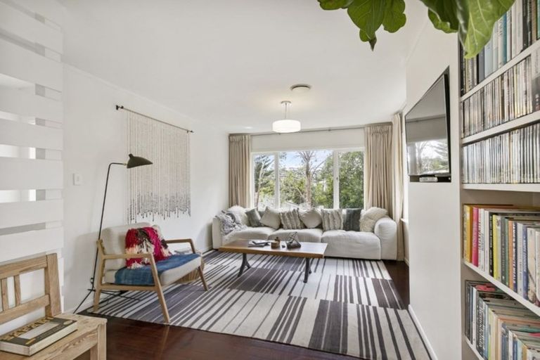 Photo of property in 8 Shanaway Rise, Hillcrest, Auckland, 0627