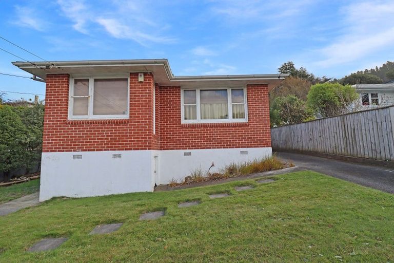 Photo of property in 33 Victory Crescent, Tawa, Wellington, 5028