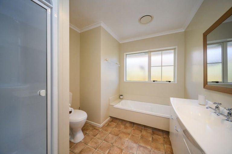 Photo of property in 5 Sycamore Crescent, Fitzherbert, Palmerston North, 4410