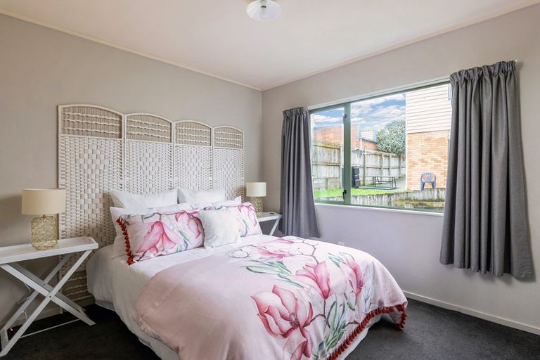 Photo of property in 12 Kelkirk Street, Kelston, Auckland, 0602
