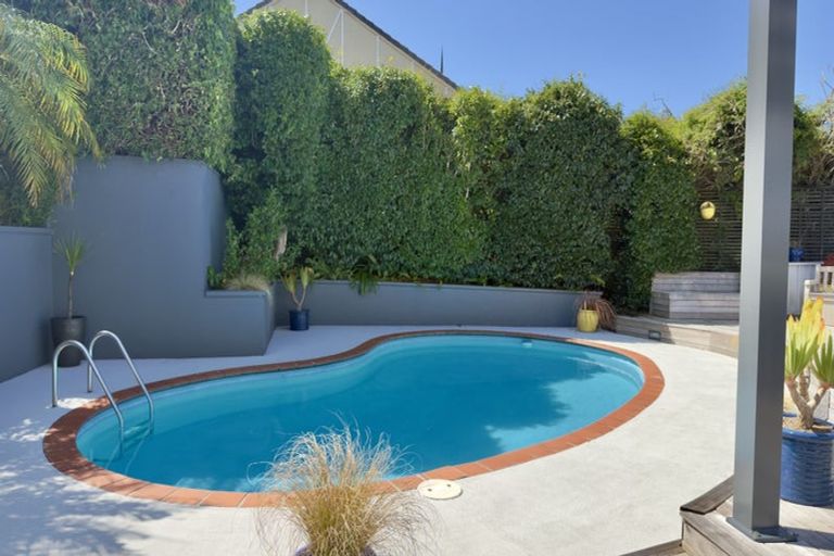 Photo of property in 52 Balmain Road, Chatswood, Auckland, 0626