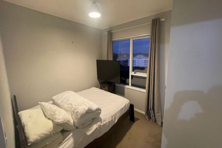 Photo of property in 16 Evesham Place, Newlands, Wellington, 6037
