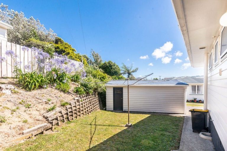 Photo of property in 12 Griffiths Grove, Newlands, Wellington, 6037