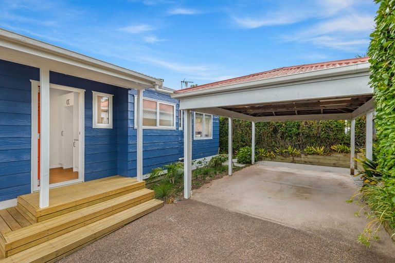 Photo of property in 32 Neil Avenue, Te Atatu Peninsula, Auckland, 0610