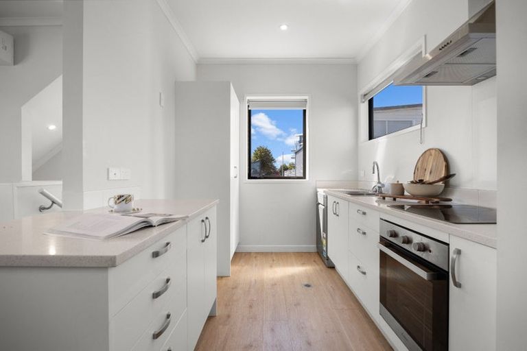 Photo of property in 8/5 Peachgrove Road, Te Atatu Peninsula, Auckland, 0610