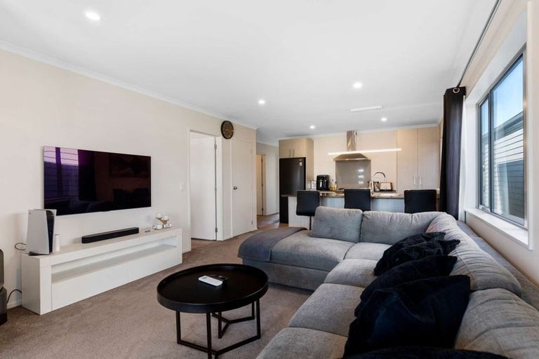 Photo of property in 13 Whareatua Avenue, Takanini, 2112