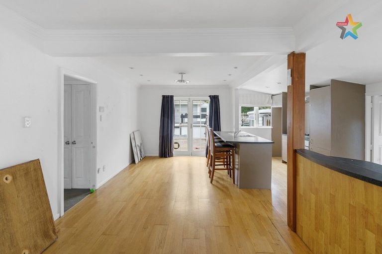 Photo of property in 2 Homedale Road, Wainuiomata, Lower Hutt, 5014