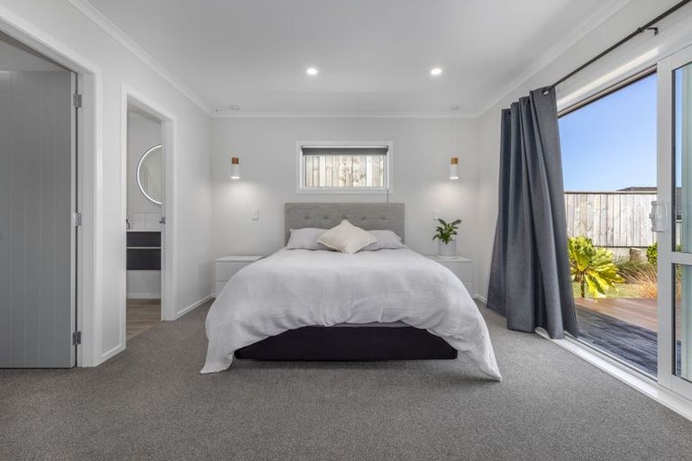 Photo of property in 11 Karearea Avenue, Waikanae, 5036