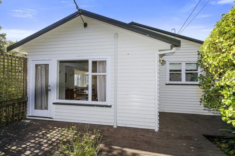 Photo of property in 15 Lyons Crescent, Strathmore Park, Wellington, 6022