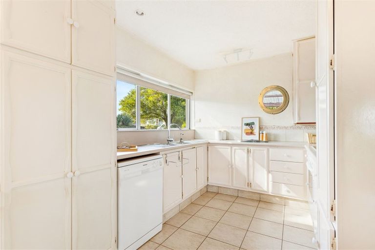 Photo of property in 28 Dawnhaven Drive, Te Atatu Peninsula, Auckland, 0610