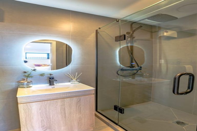 Photo of property in 858e East Coast Road, Northcross, Auckland, 0630