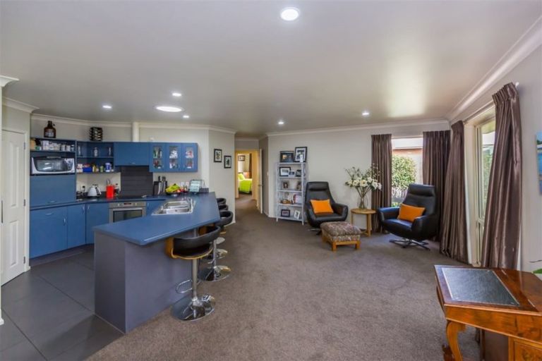 Photo of property in 2 Hawkins Place, Rangiora, 7400