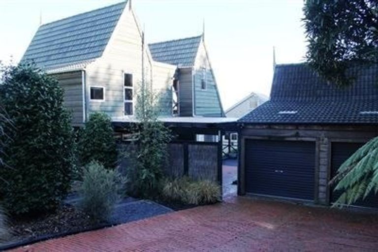 Photo of property in 21 Kakariki Grove, Waikanae, 5036