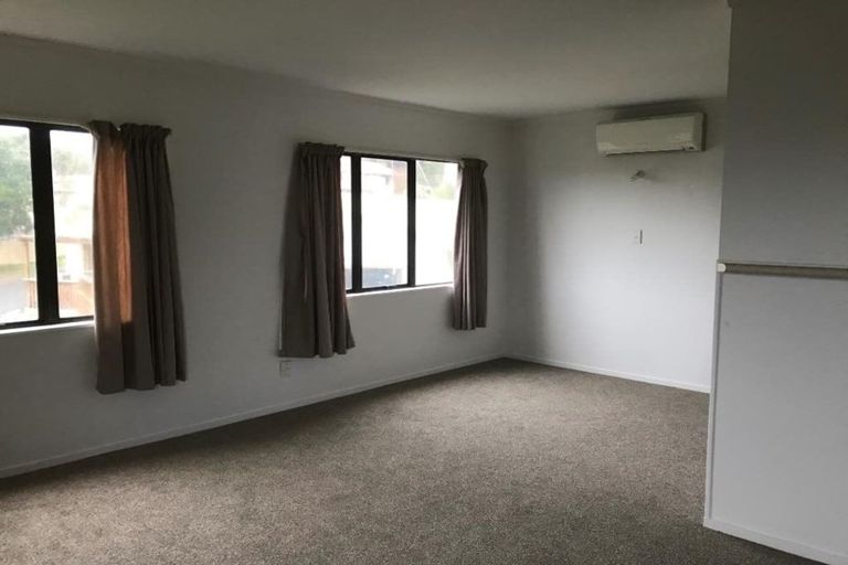 Photo of property in 11 Randal Place, Bayview, Auckland, 0629
