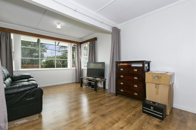 Photo of property in 3154 Great North Road, New Lynn, Auckland, 0600