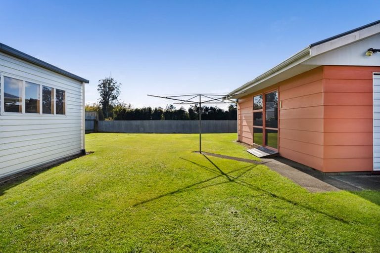 Photo of property in 14 Kauri Street, Merrilands, New Plymouth, 4312