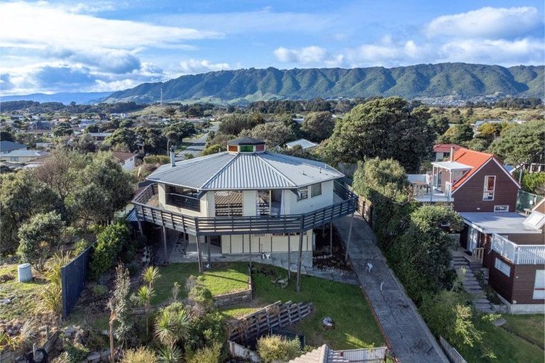 Photo of property in 9 Frances Street, Waikanae Beach, Waikanae, 5036