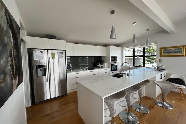 Photo of property in 6 Moffat Road, Red Beach, 0932