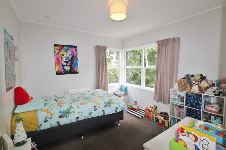 Photo of property in 24 Paragon Avenue, Beach Haven, Auckland, 0626