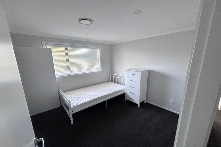 Photo of property in 5 Rewarewa Way, Timberlea, Upper Hutt, 5018