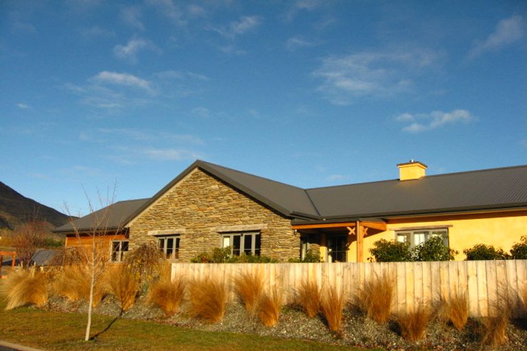 Photo of property in 4&4a Manorburn Place, Lake Hayes, Queenstown, 9304