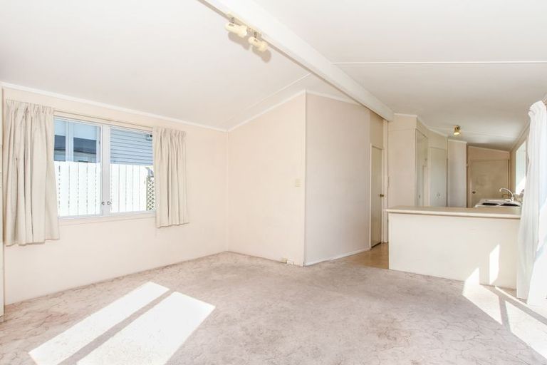 Photo of property in 15 Adriatic Avenue, Henderson, Auckland, 0612
