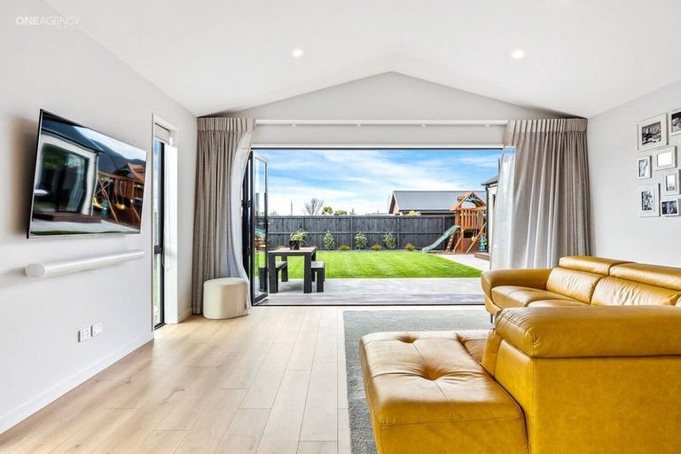 Photo of property in 12 Oakville Close, Rangiora, 7400