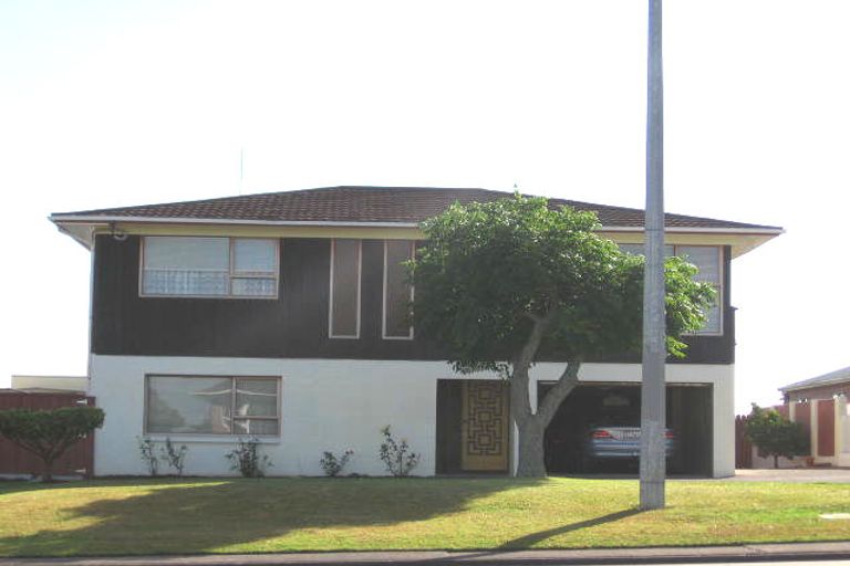 Photo of property in 4178 Great North Road, Glendene, Auckland, 0602