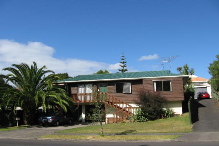 Photo of property in 2/29 Unsworth Drive, Unsworth Heights, Auckland, 0632