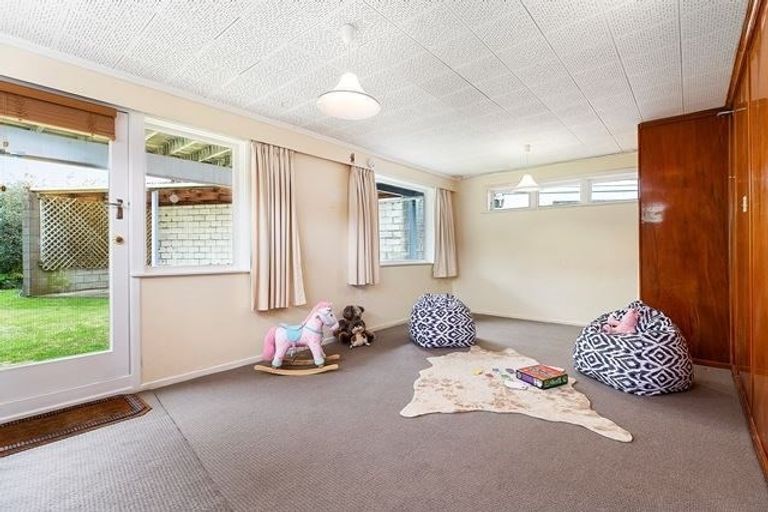Photo of property in 6 Larsen Crescent, Tawa, Wellington, 5028