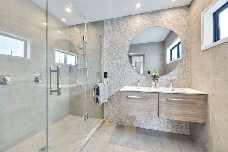 Photo of property in 8 Mansion Court, West Harbour, Auckland, 0618