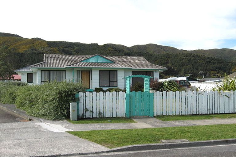 Photo of property in 18 Grimsby Grove, Wainuiomata, Lower Hutt, 5014