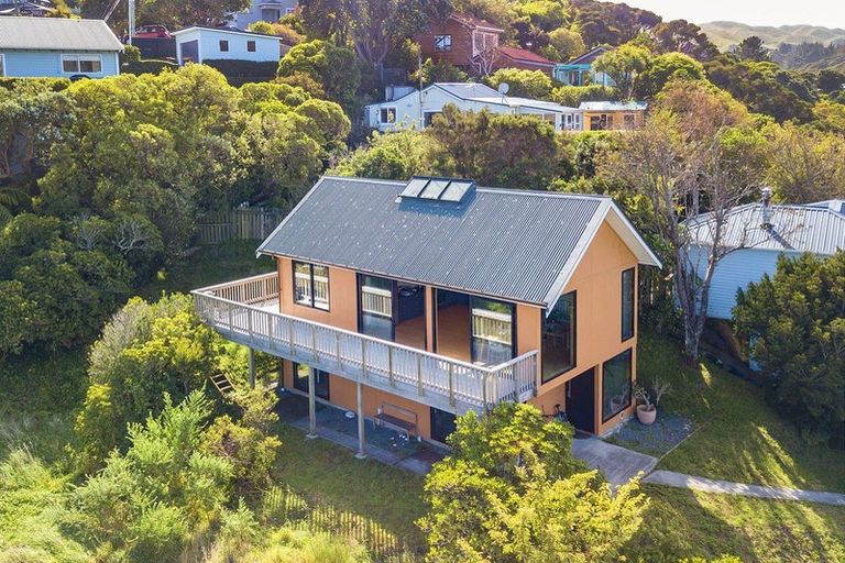 Photo of property in 13 Airlie Road, Plimmerton, Porirua, 5026