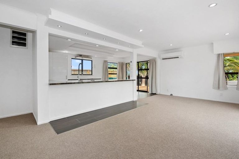 Photo of property in 10 Meadow Crescent, Te Atatu South, Auckland, 0602