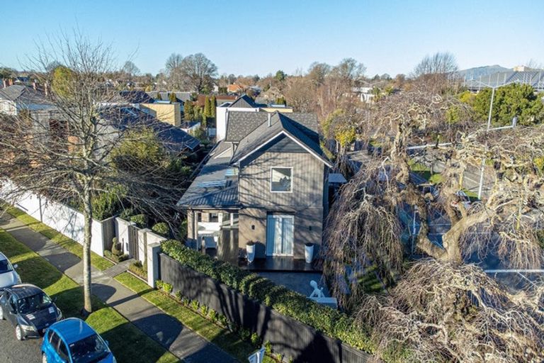 Photo of property in 2 Snowdon Road, Fendalton, Christchurch, 8052