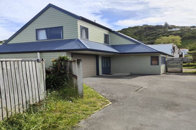 Photo of property in 162 Queens Drive, Lyall Bay, Wellington, 6022